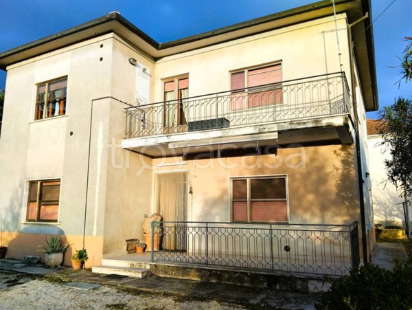 casa indipendente in vendita ad Alvito in zona Castello