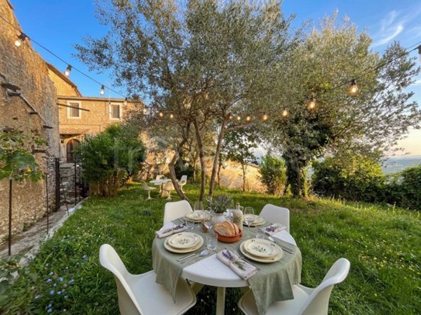 casa indipendente in vendita ad Alvito in zona Castello