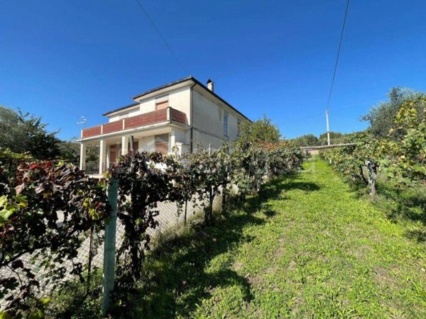 casa indipendente in vendita ad Alvito in zona Castello