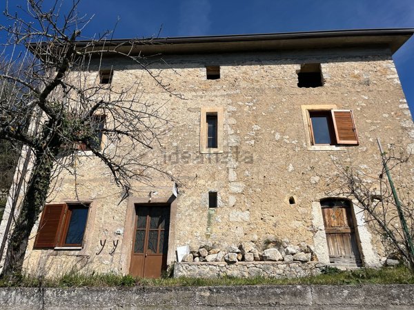 casa indipendente in vendita ad Alvito in zona Sant'Onofrio