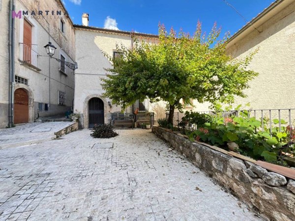 appartamento in vendita ad Alvito in zona Castello