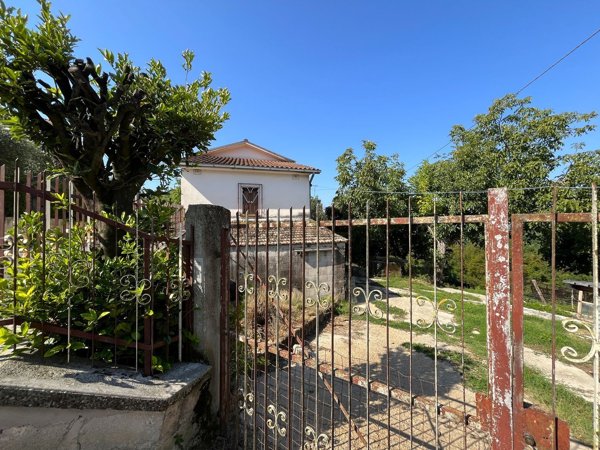 casa indipendente in vendita ad Alvito in zona Sant'Onofrio