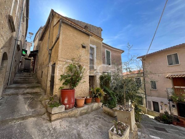 appartamento in vendita ad Alvito in zona Castello