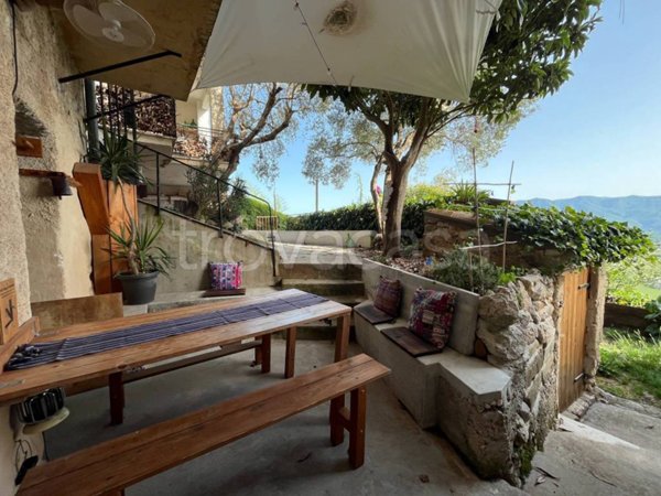 casa indipendente in vendita ad Alvito in zona Castello