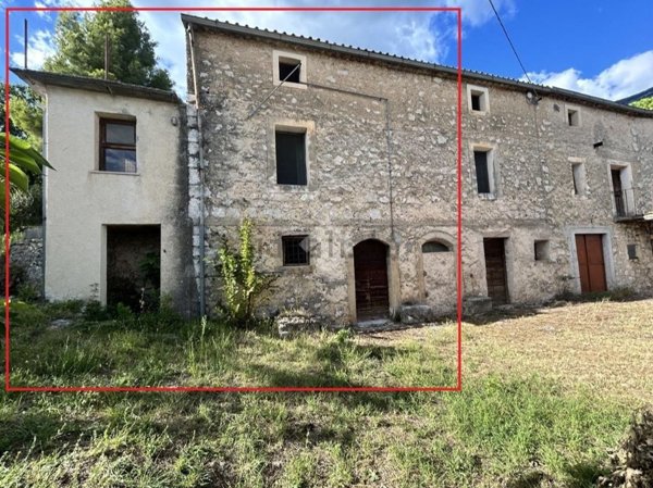 casa indipendente in vendita ad Alvito in zona Castello