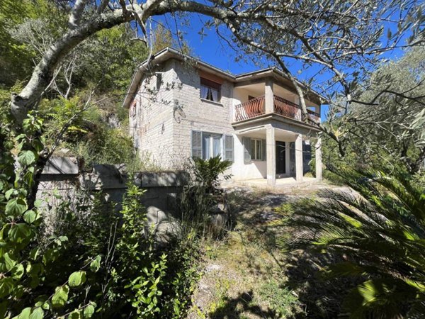 casa indipendente in vendita ad Alvito in zona Sant'Onofrio