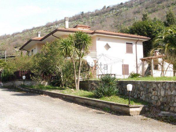 casa indipendente in vendita ad Amaseno