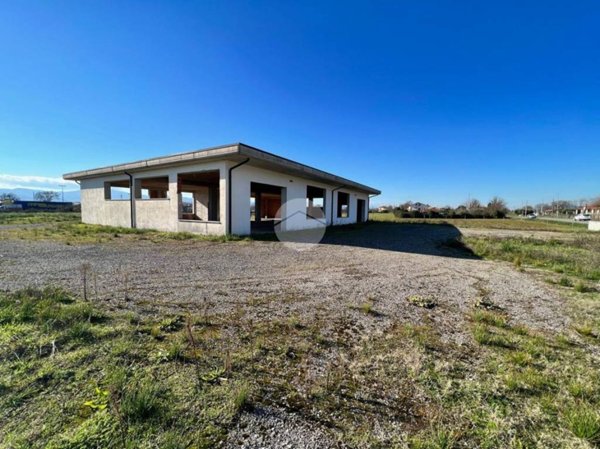 negozio in vendita ad Aquino