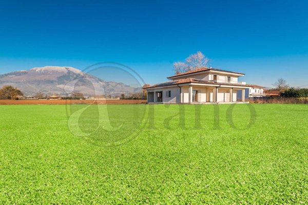 casa indipendente in vendita ad Aquino