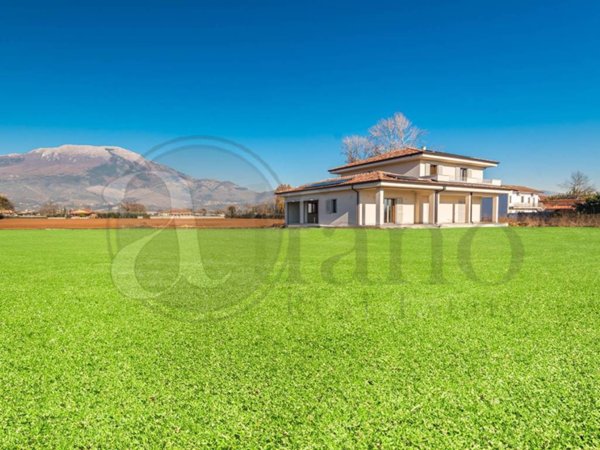 casa indipendente in vendita ad Aquino