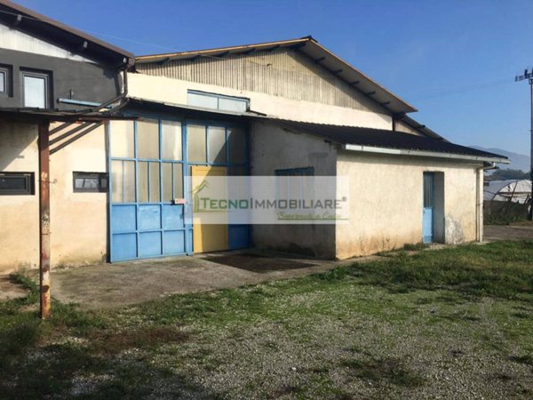 locale commerciale in vendita ad Aquino