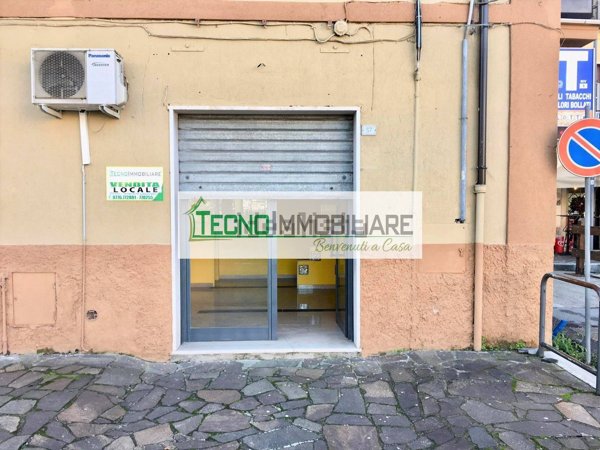 locale commerciale in vendita ad Aquino