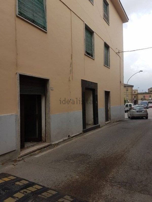 locale commerciale in vendita ad Aquino