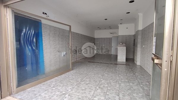 locale commerciale in vendita ad Aquino