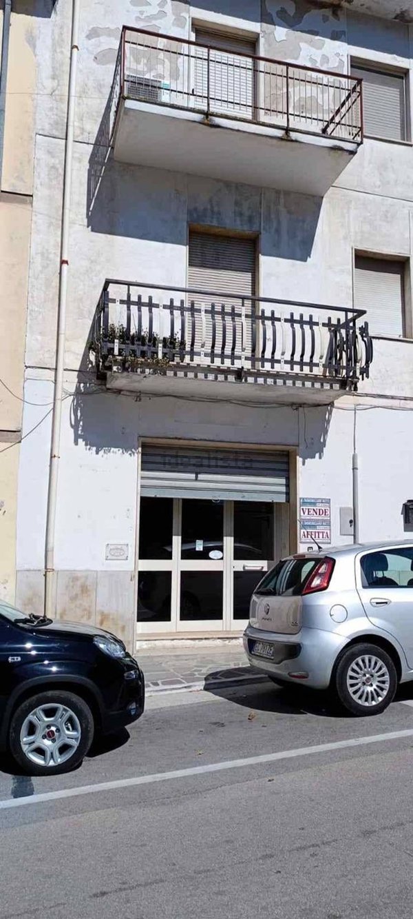 locale commerciale in vendita ad Aquino