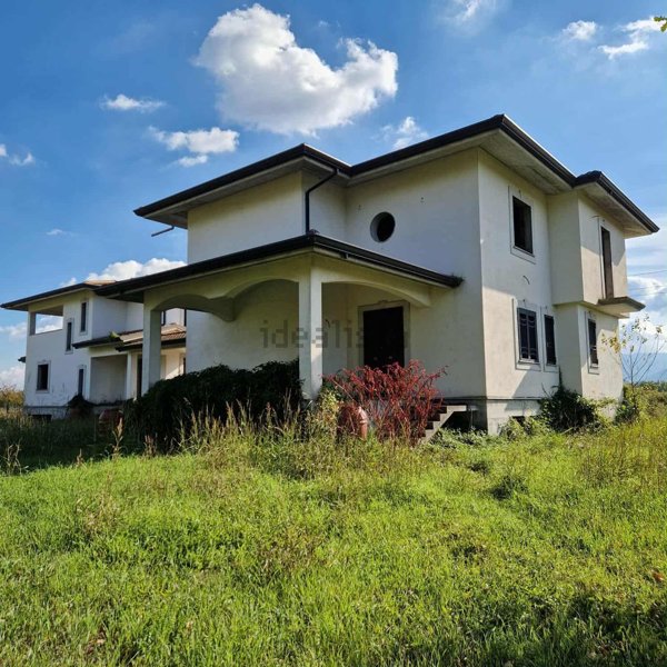 casa indipendente in vendita ad Aquino