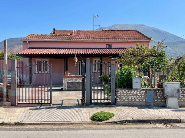 casa indipendente in vendita ad Aquino