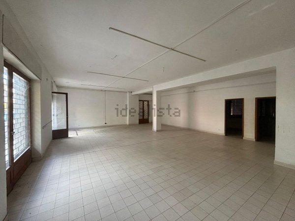 locale commerciale in vendita ad Aquino