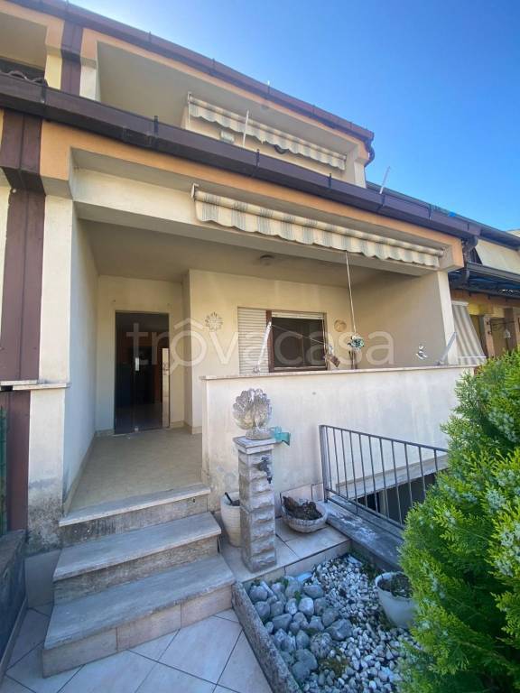 casa indipendente in vendita ad Aquino