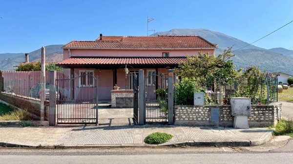 casa indipendente in vendita ad Aquino