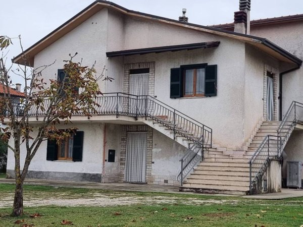 casa indipendente in vendita ad Arce in zona Collenoci