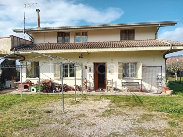 casa indipendente in vendita ad Arce in zona Fontanelle