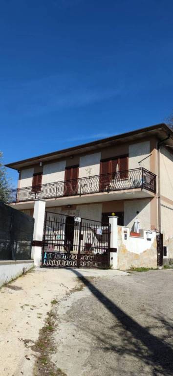 casa indipendente in vendita ad Arce in zona Fontanelle