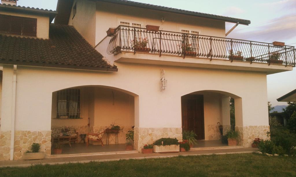 casa indipendente in vendita ad Arce in zona Collenoci