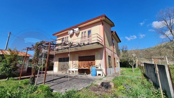 casa indipendente in vendita ad Arce in zona Fontanelle