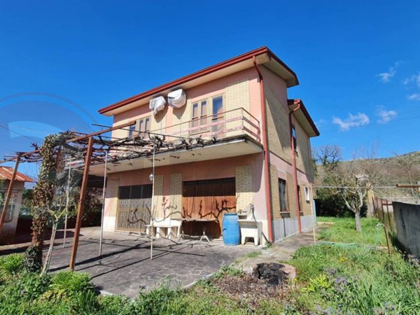 casa indipendente in vendita ad Arce in zona Fontanelle