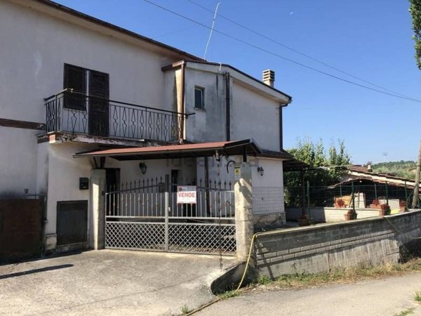 casa indipendente in vendita ad Arce in zona Fontanelle