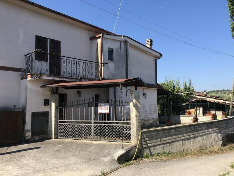 casa indipendente in vendita ad Arce in zona Fontanelle