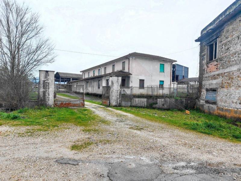 locale commerciale in vendita ad Arce in zona Isoletta