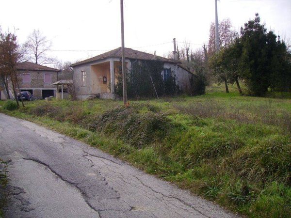 casa indipendente in vendita ad Arce in zona Collemezzo