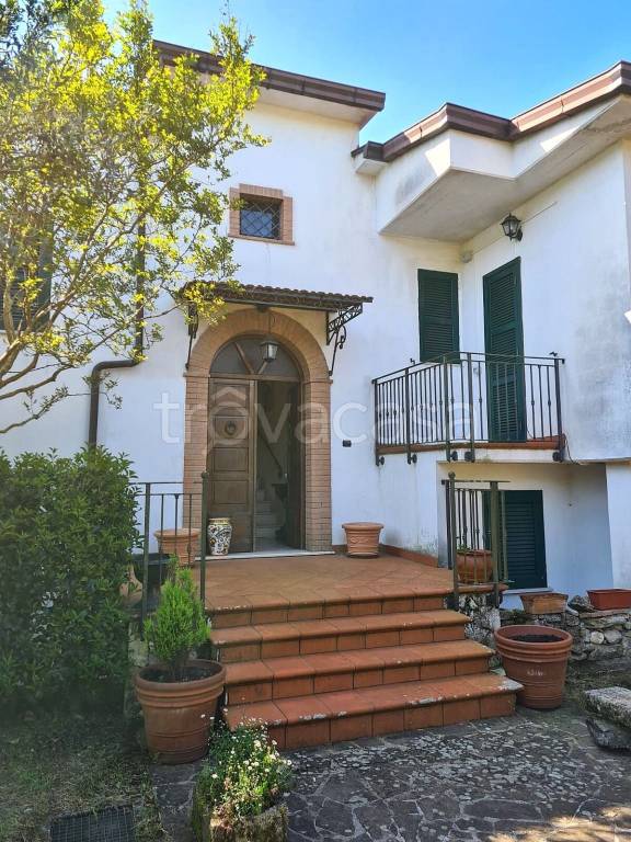casa indipendente in vendita ad Arce in zona Fontanelle