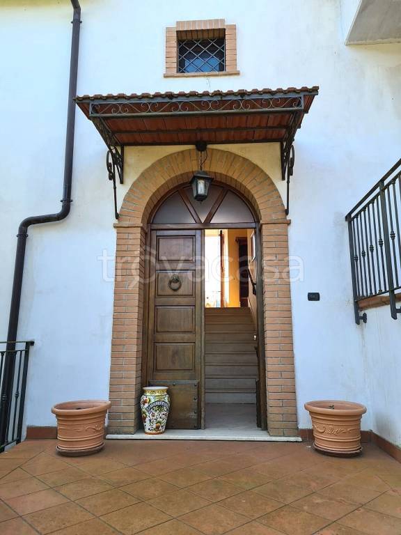 casa indipendente in vendita ad Arce in zona Fontanelle