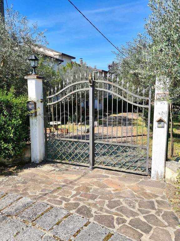 casa indipendente in vendita ad Arce in zona Fontanelle
