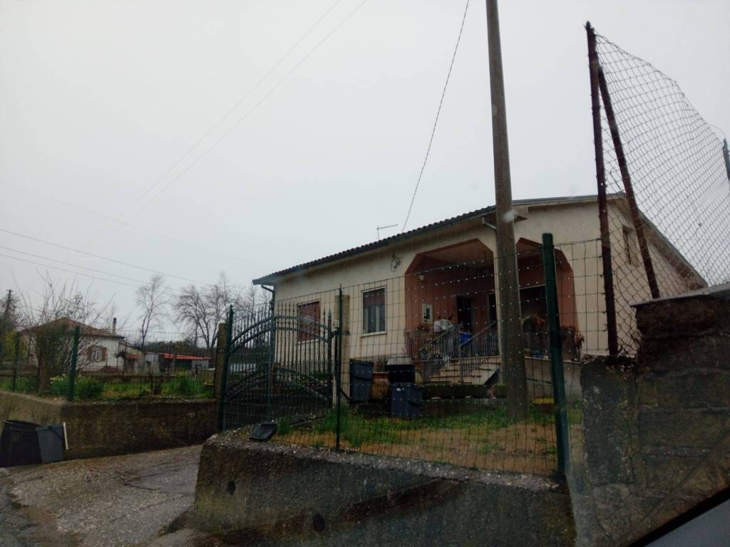 casa indipendente in vendita ad Arce in zona Isoletta