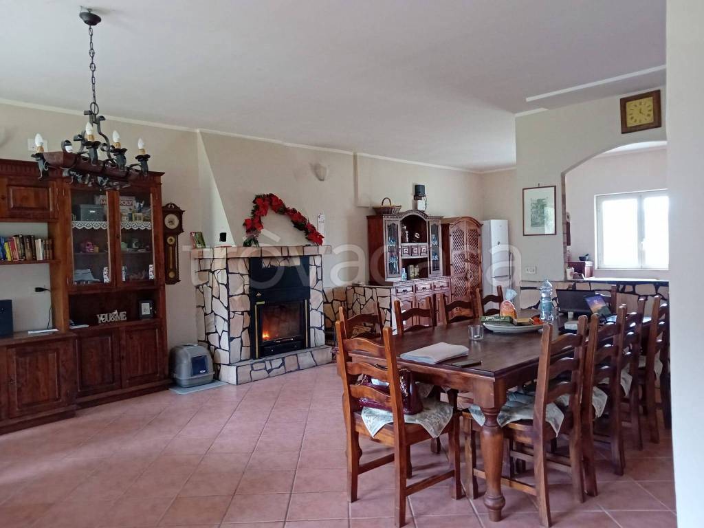 casa indipendente in vendita ad Arce in zona Fontanelle