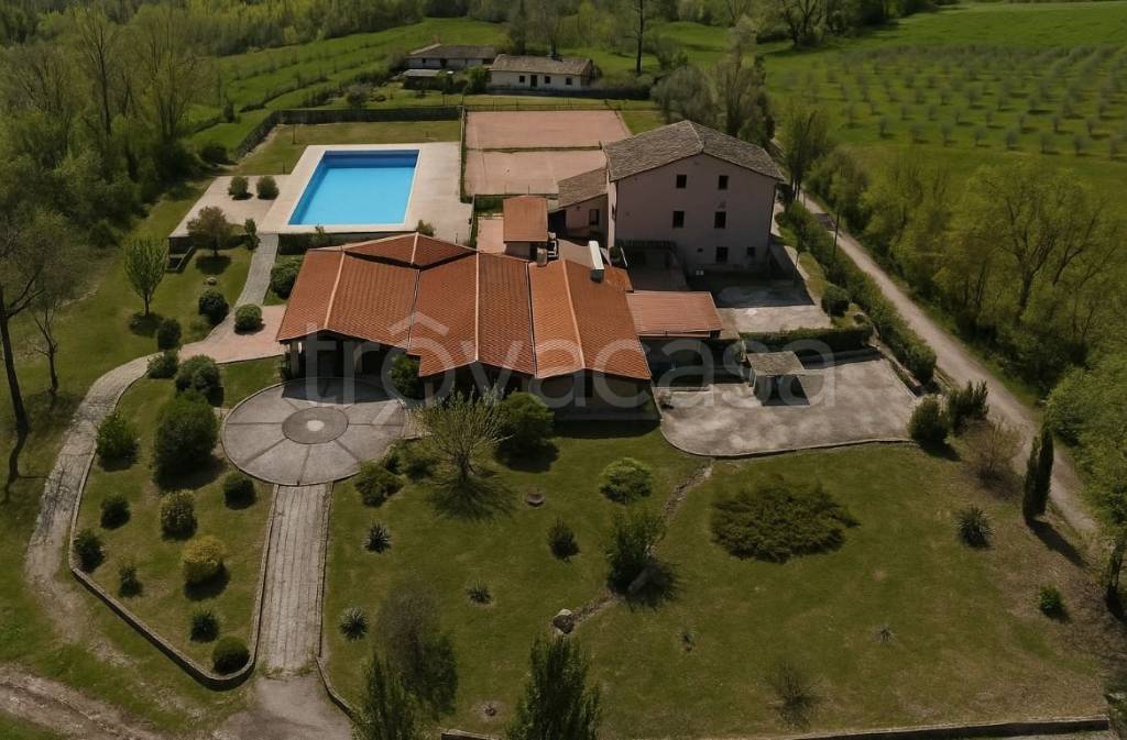 negozio in vendita ad Arce in zona Colleone.