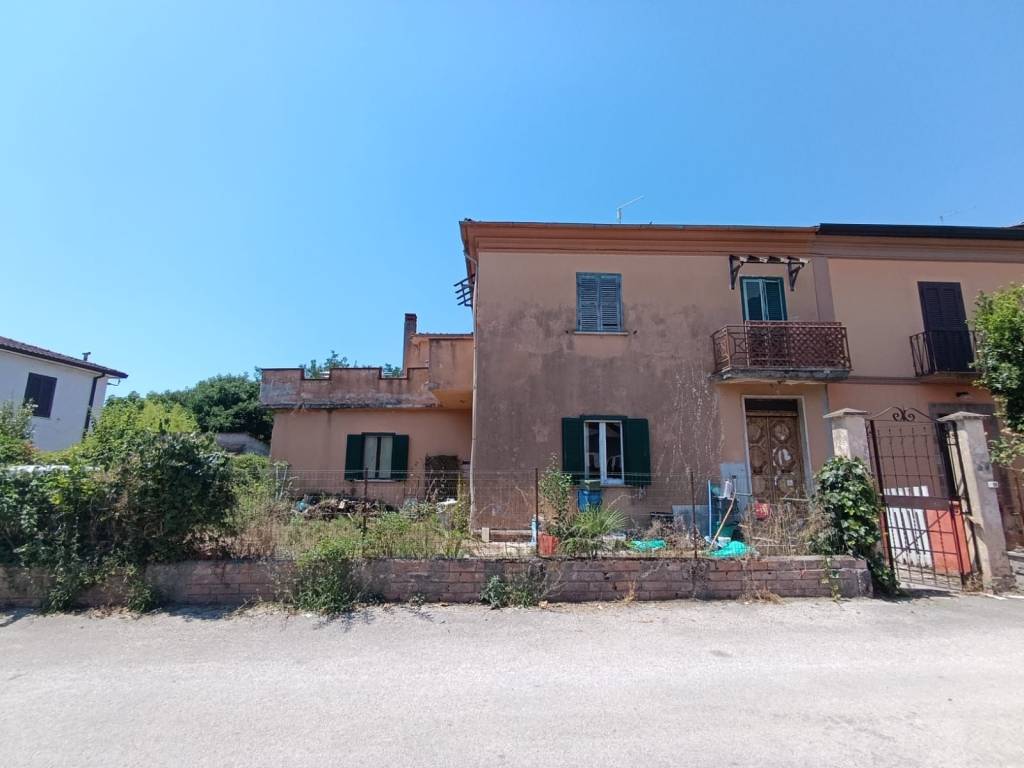 casa indipendente in vendita ad Arce in zona Isoletta