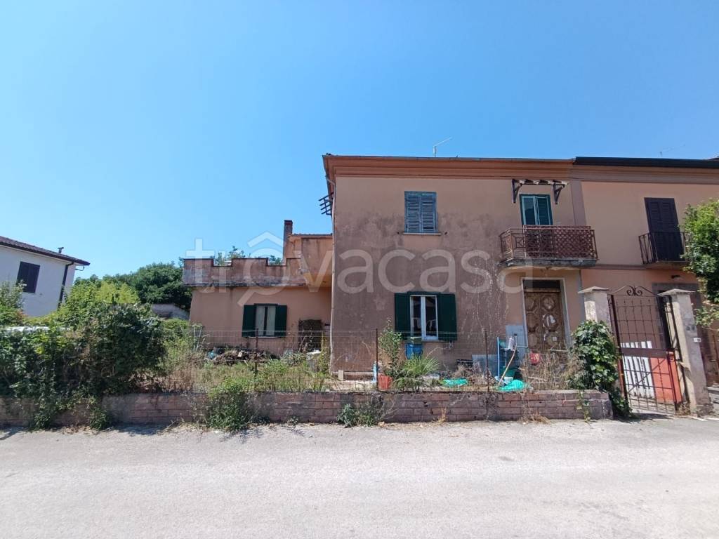 casa indipendente in vendita ad Arce in zona Isoletta