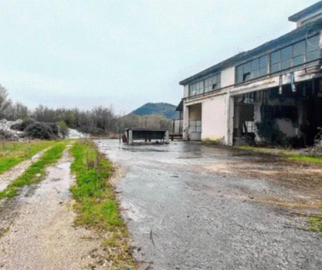 locale commerciale in vendita ad Arce in zona Isoletta