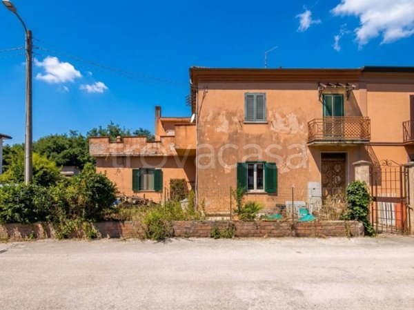 casa indipendente in vendita ad Arce in zona Isoletta