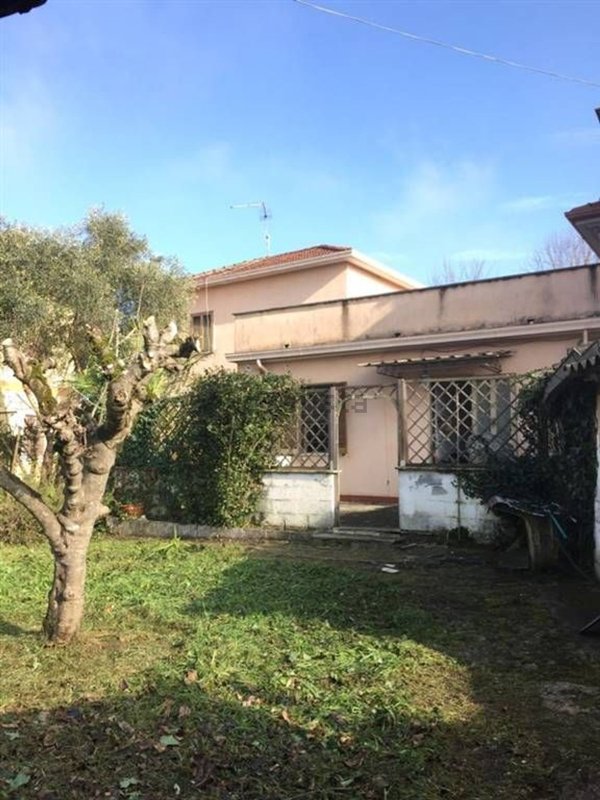 casa indipendente in vendita ad Arce in zona Isoletta