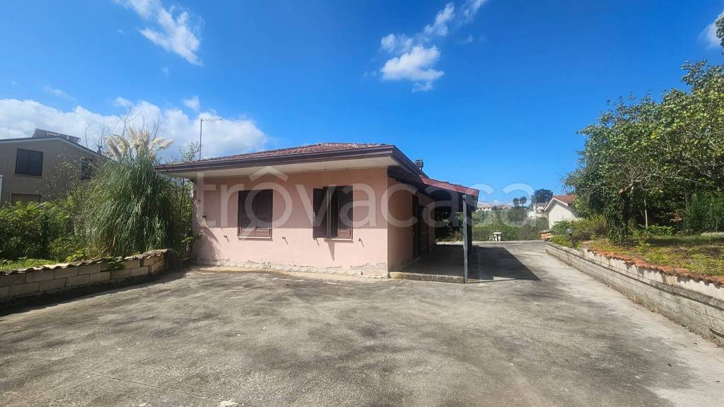 casa indipendente in vendita ad Arce in zona Collealto