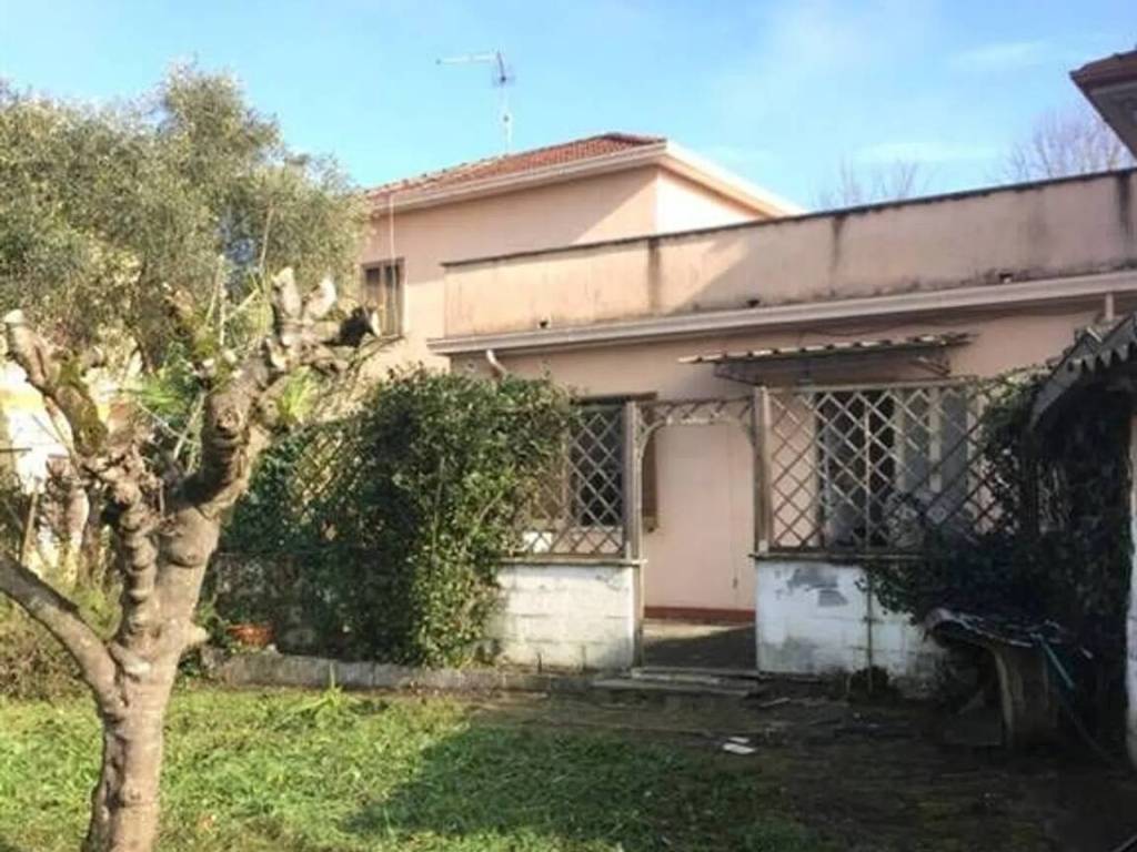 casa indipendente in vendita ad Arce in zona Isoletta