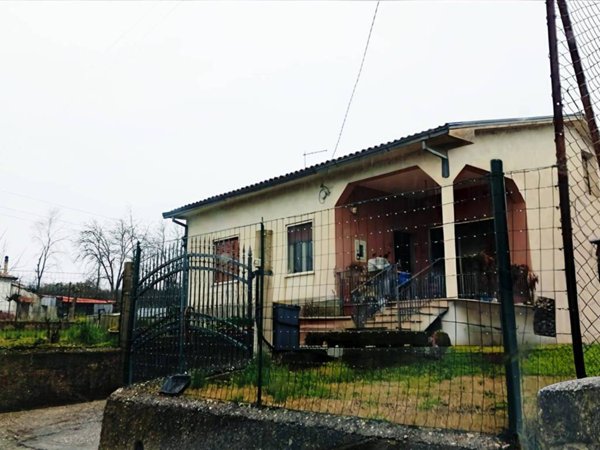 casa indipendente in vendita ad Arce in zona Isoletta