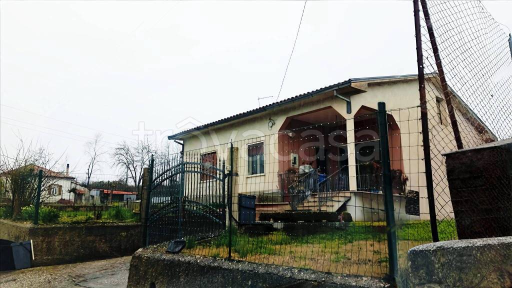 casa indipendente in vendita ad Arce in zona Isoletta