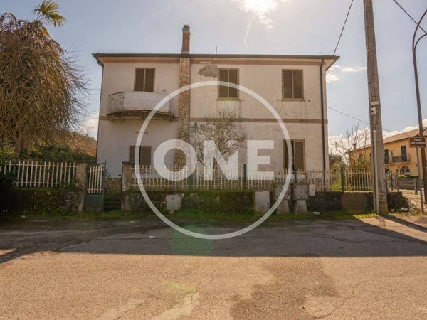 casa indipendente in vendita ad Arce in zona Fontanelle